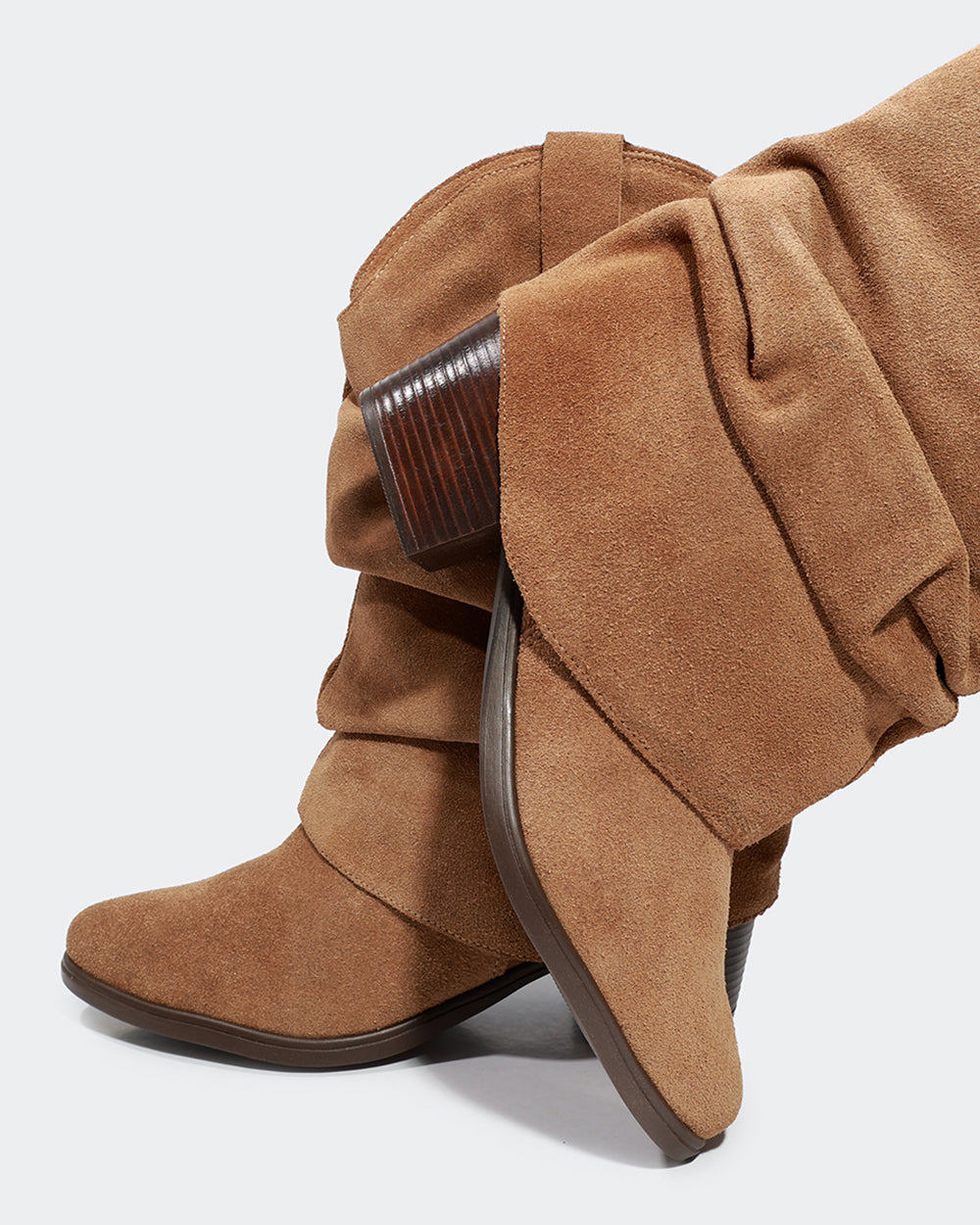 Bota Western Polaina Slouchy Cano Médio Camurça Amêndoa Villa Griffe