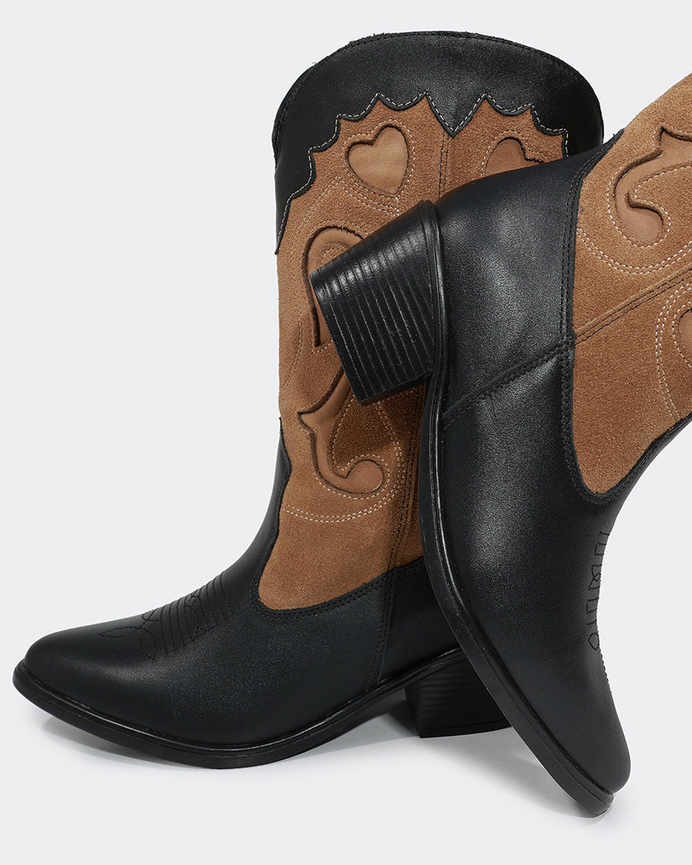 Bota Western Bordada Cano Médio Preta Villa Griffe