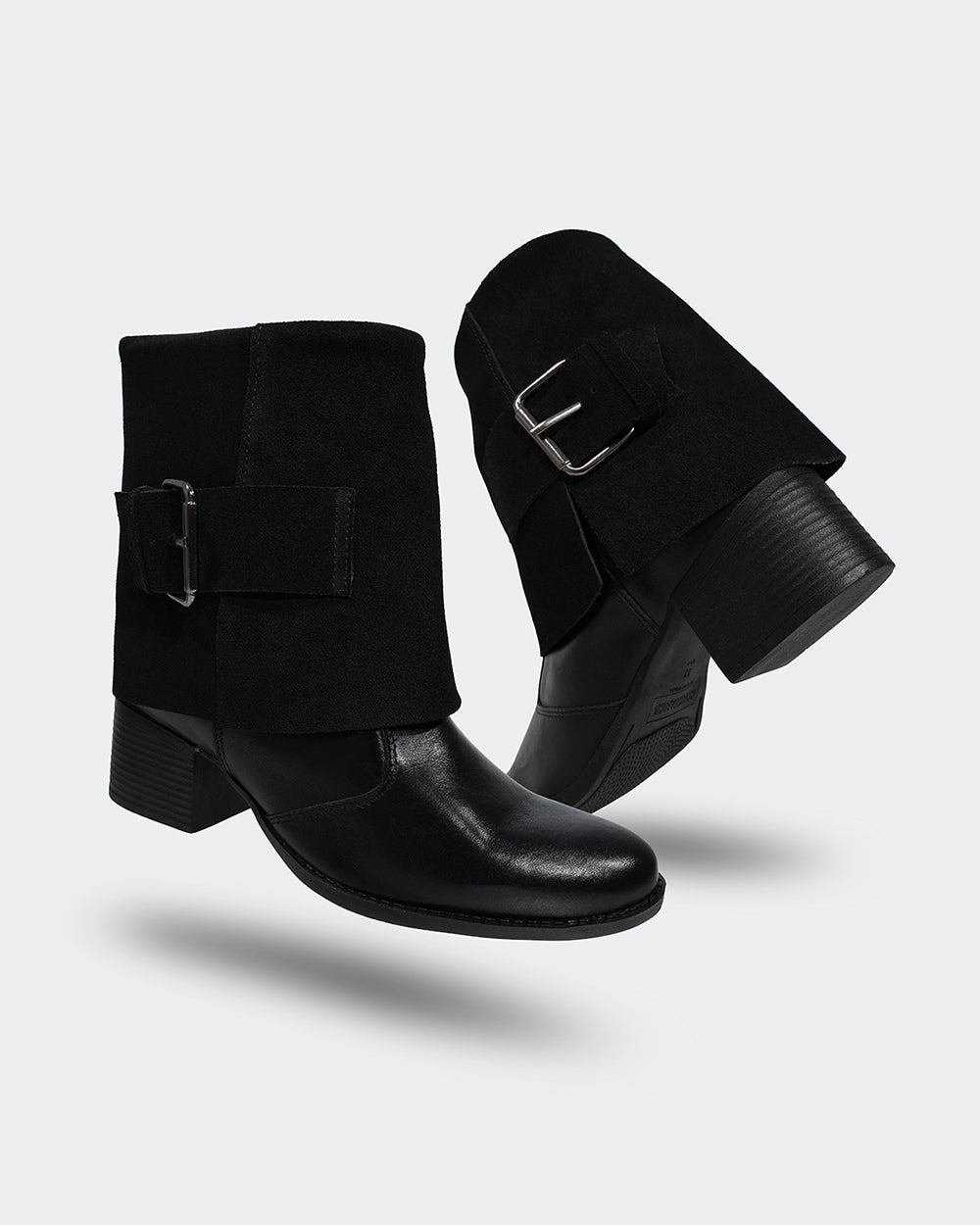 Bota Maxi Fivela Cano Curto Preta Villa Griffe