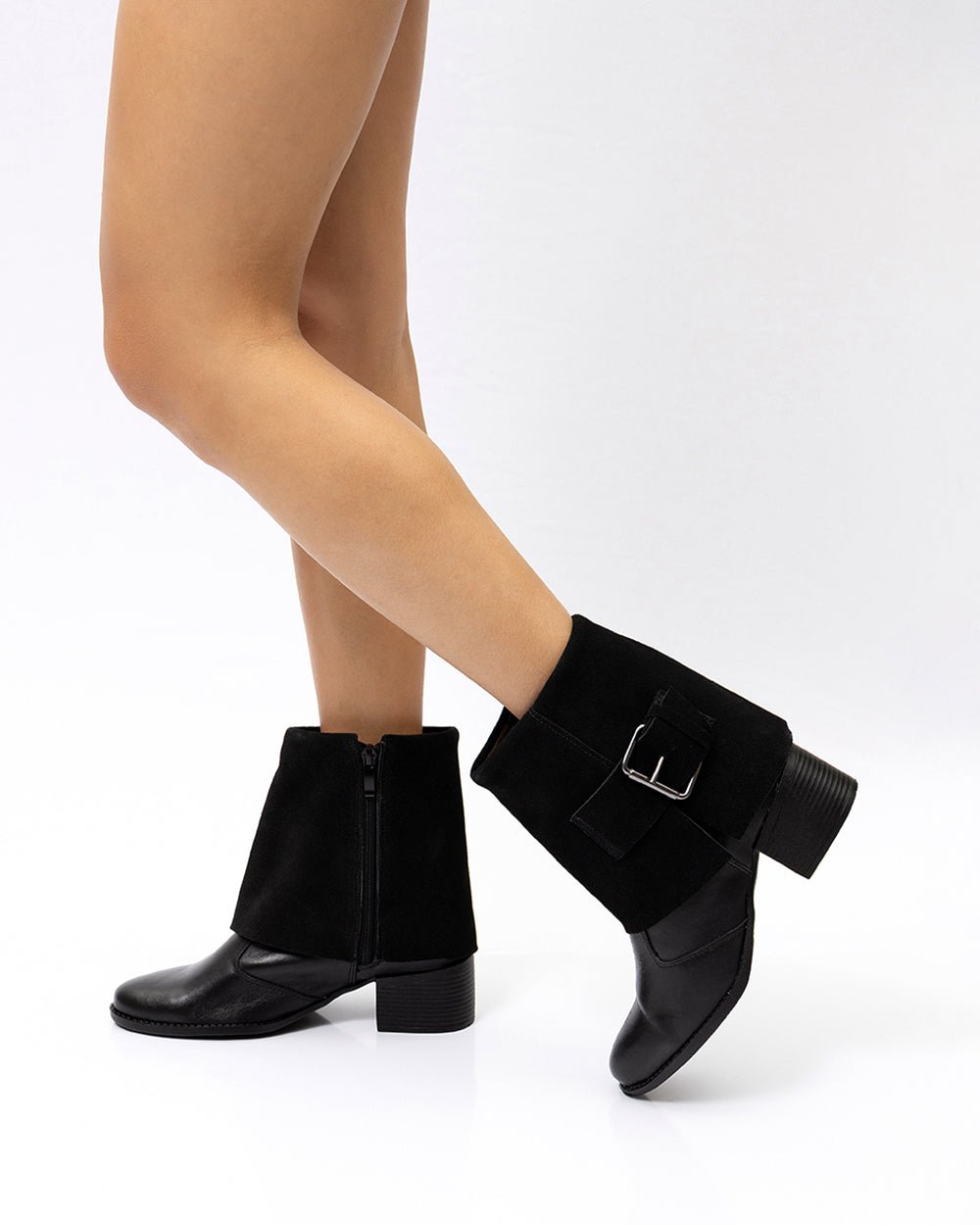 Bota Maxi Fivela Cano Curto Preta Villa Griffe